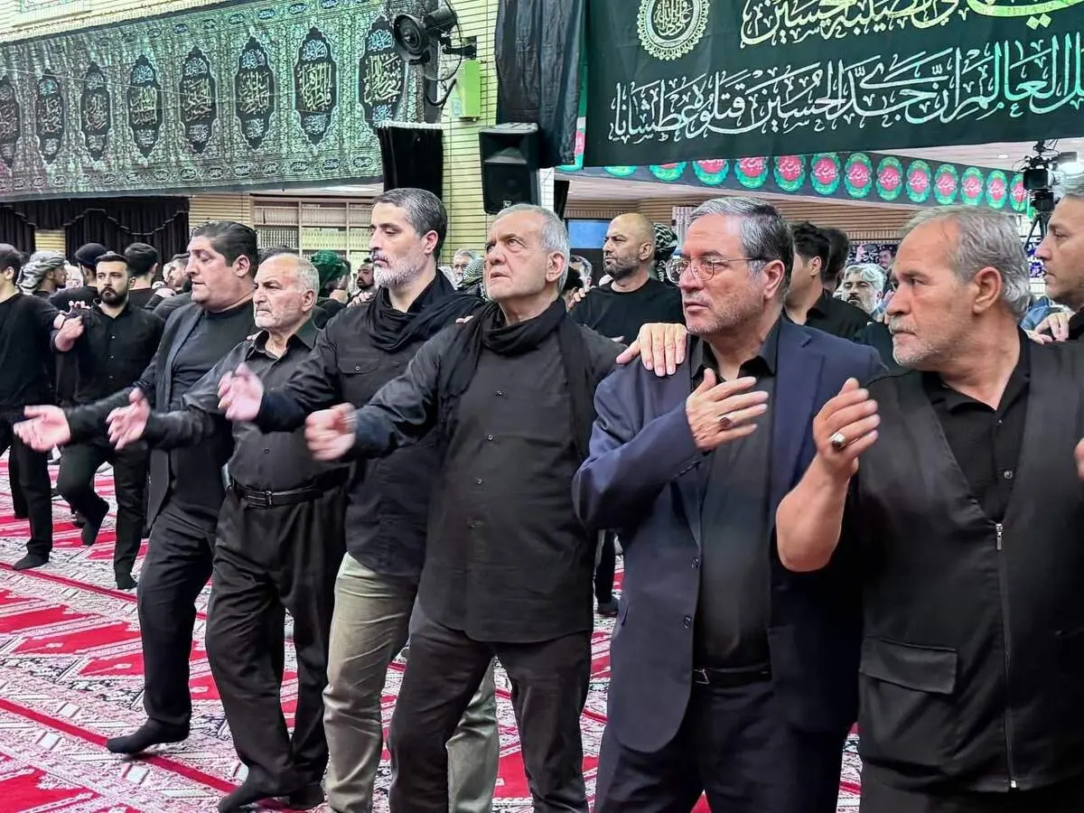 حضور رئیس جمهور در مراسم شام غریبان + عکس 