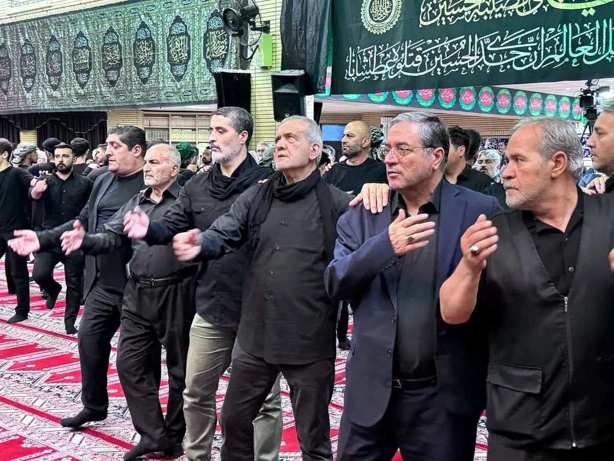 حضور رئیس جمهور در مراسم شام غریبان + عکس 