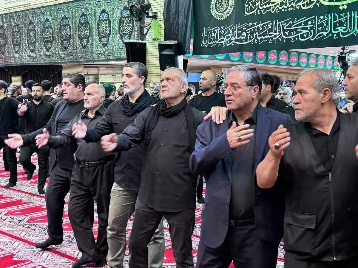 حضور رئیس جمهور در مراسم شام غریبان + عکس 