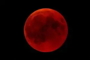 امشب ساعت ۲۱:۴۱ بهترین زمان مشاهده ماه گرفتگی است