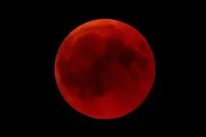 امشب ساعت ۲۱:۴۱ بهترین زمان مشاهده ماه گرفتگی است