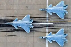  جنگنده‌ای که قصد غرق کرن ناو آمریکا را دارد