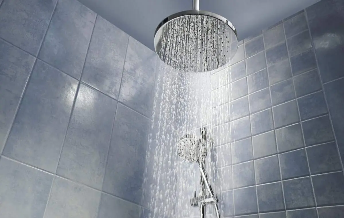 فخرفروشی این زن عقده ای با خوابیدن در وان دلار+ عکس