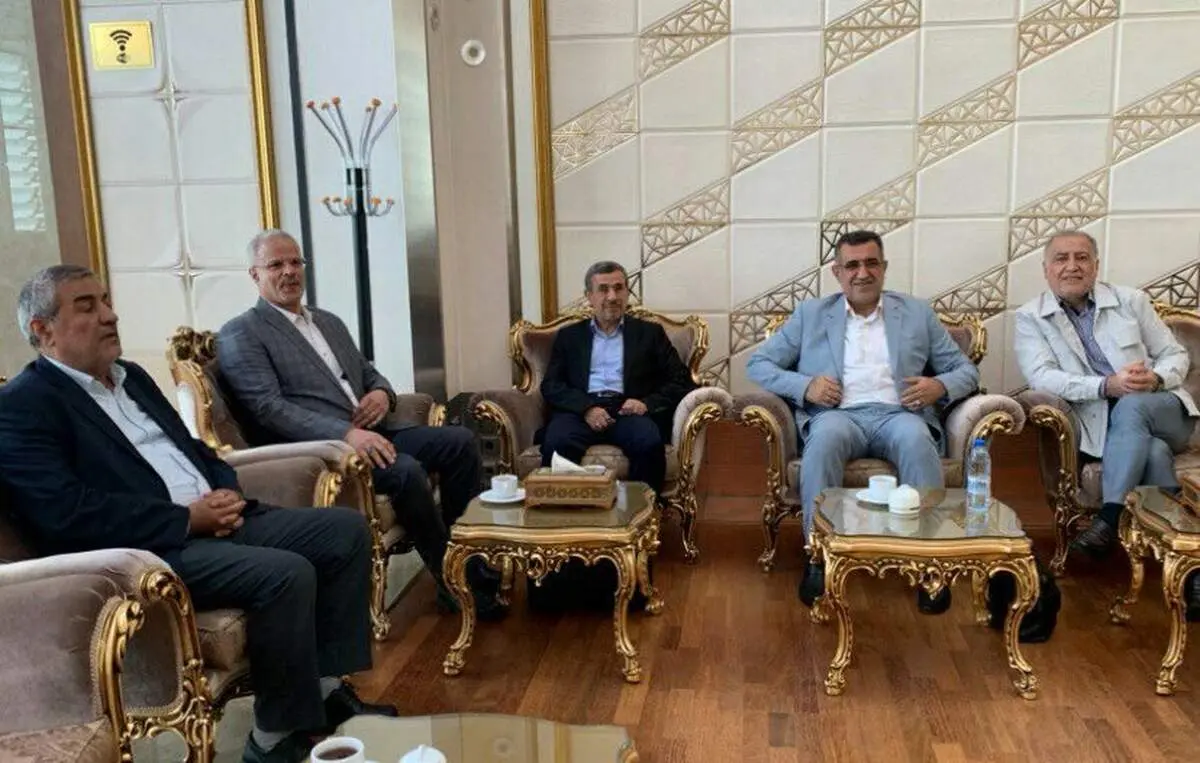 عکس یادگاری احمدی نژاد در استانبول در روز انتخابات + ببینید  