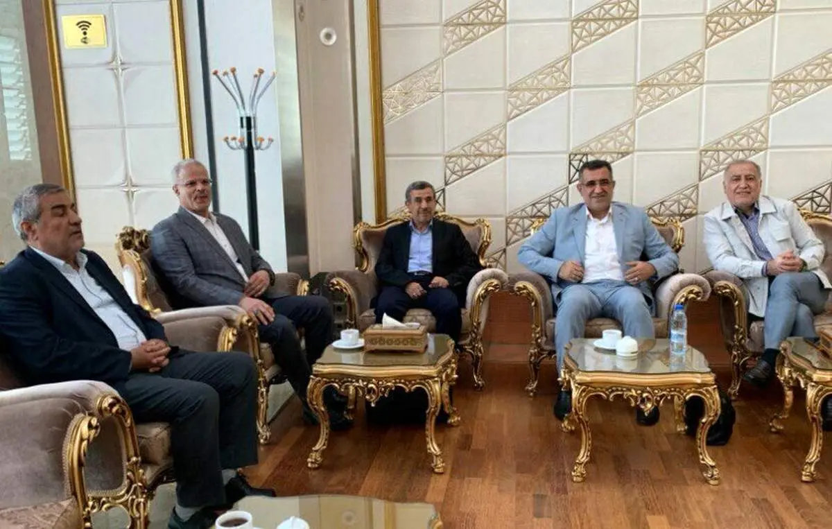 عکس یادگاری احمدی نژاد در استانبول در روز انتخابات + ببینید