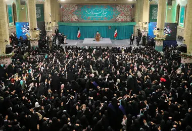رهبر انقلاب: زن، کارگزار خانه نیست، مدیر است/ حق مهم و بزرگ زن در خانه «نفی هر گونه خشونت علیه او» است 
