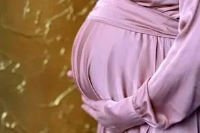 زایمان عجیب و باورنکردنی این زن در ناجورترین مکان عمومی بین مردم