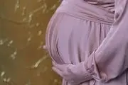 زایمان عجیب و باورنکردنی این زن در ناجورترین مکان عمومی بین مردم