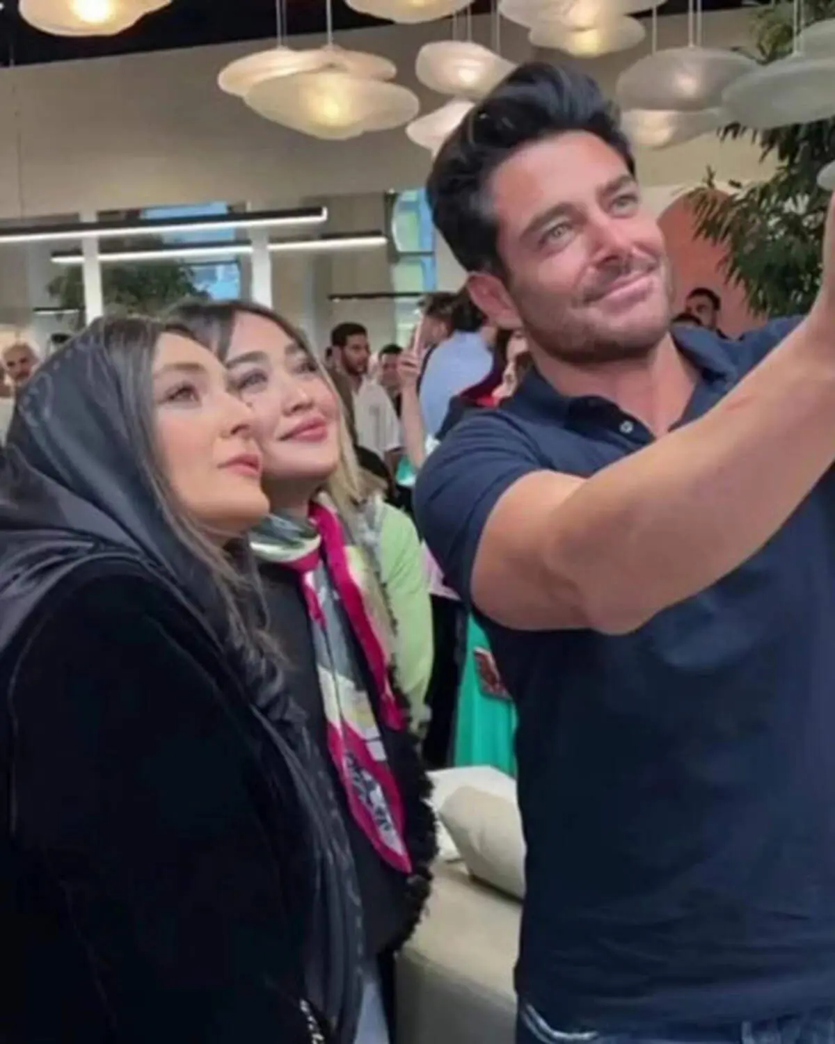  محمدرضا گلزار در یک مکان عمومی آیسان را قایم کرد!/ عکس جنجالی جدید