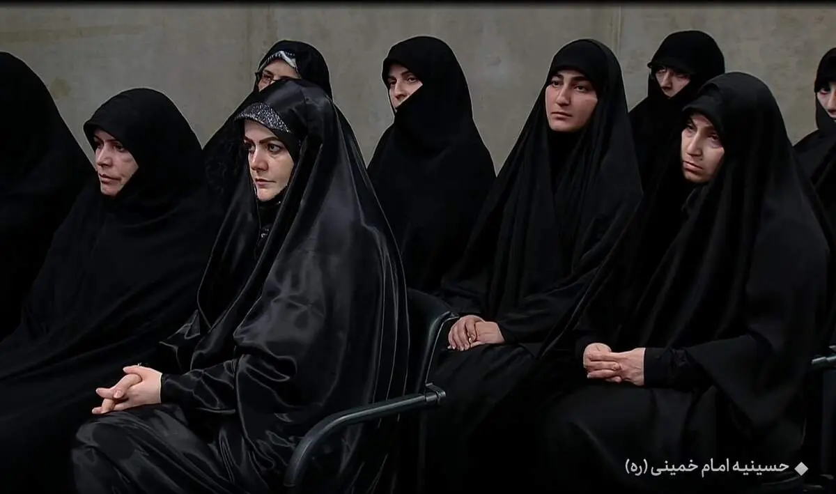 زهرا پزشکیان و سخنگوی دولت در حرم امام/ عکس