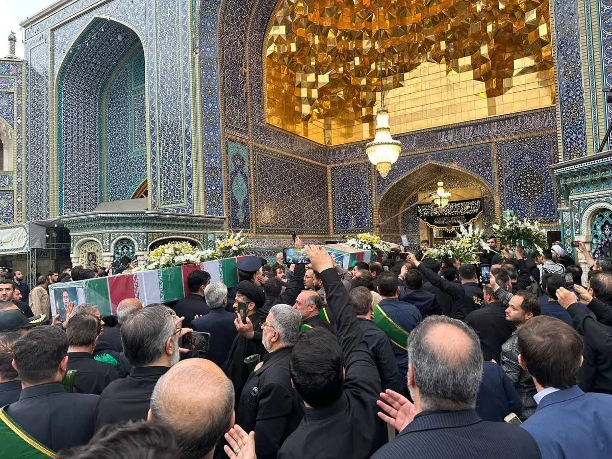 بوسه فرزند سردار سلیمانی بر تابوت رییسی + عکس 