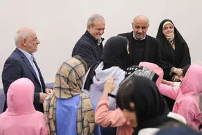 دیدارپزشکیان با جمعی از کودکان بی‌سرپرست و بدسرپرست در مجتمع «خانه دختران ایران»