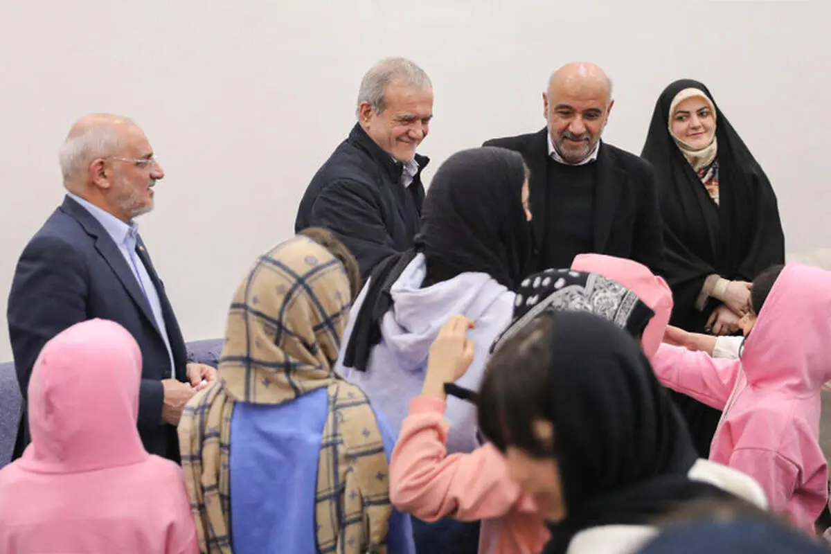 دیدارپزشکیان با جمعی از کودکان بی‌سرپرست و بدسرپرست در مجتمع «خانه دختران ایران»