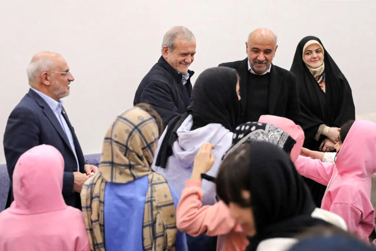 دیدارپزشکیان با جمعی از کودکان بی‌سرپرست و بدسرپرست در مجتمع «خانه دختران ایران»