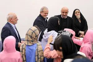 دیدارپزشکیان با جمعی از کودکان بی‌سرپرست و بدسرپرست در مجتمع «خانه دختران ایران»