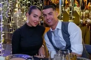 جورجینا با لباس عروس ماهی و تور سفید دنباله دار/ ببینید