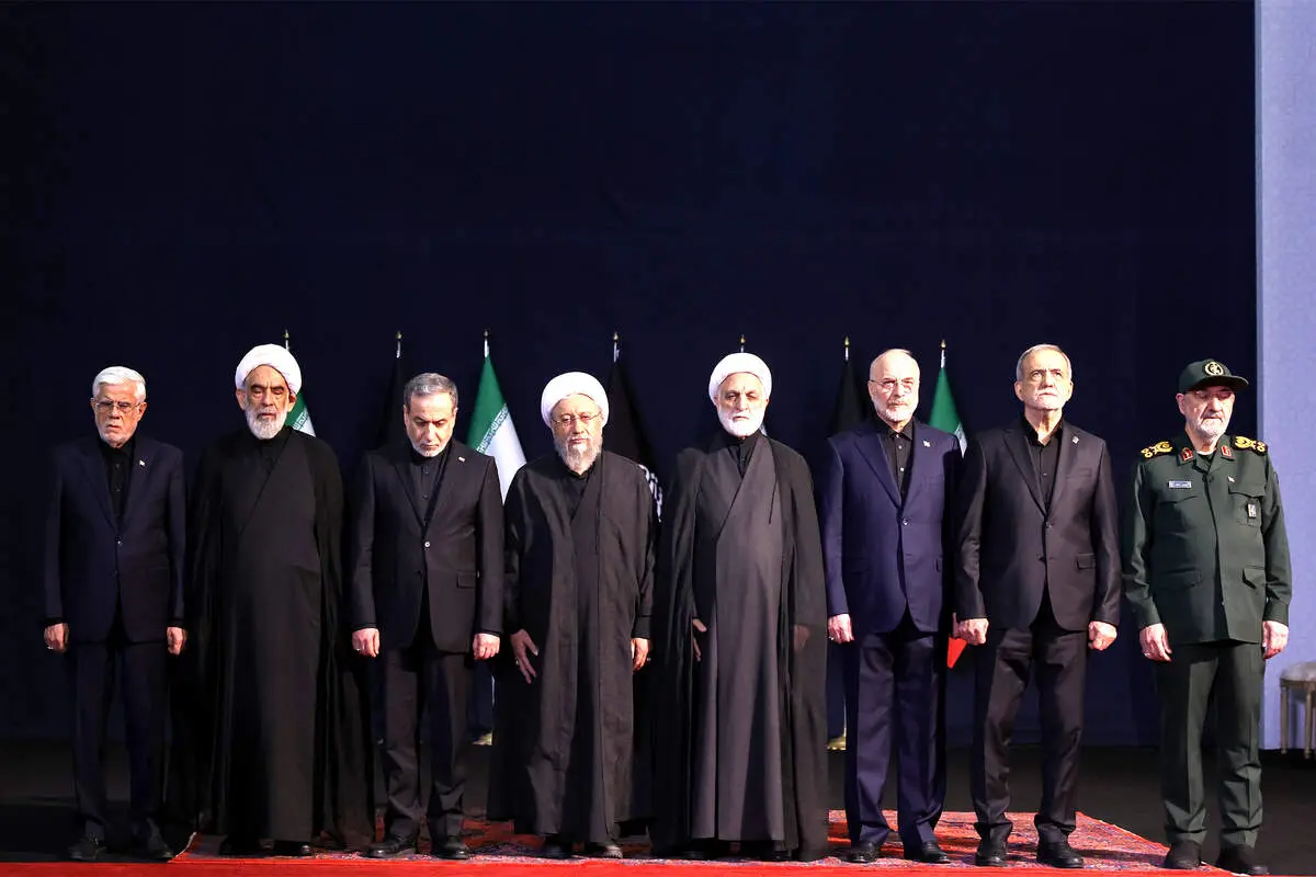  ادای احترام و بغض سران قوا بر پیکرهای مطهر رهبر شهید انقلاب و خانواده شهید ایشان + ببینید 