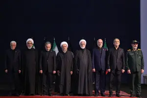  ادای احترام و بغض سران قوا بر پیکرهای مطهر رهبر شهید انقلاب و خانواده شهید ایشان + ببینید 
