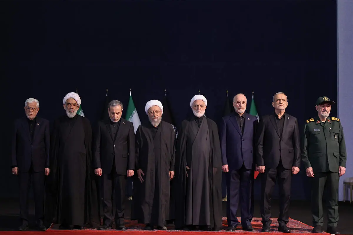  ادای احترام و بغض سران قوا بر پیکرهای مطهر رهبر شهید انقلاب و خانواده شهید ایشان + ببینید 