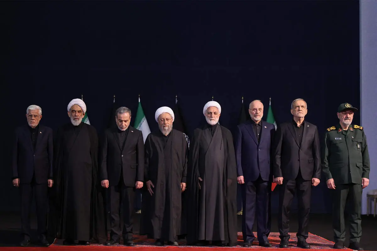  ادای احترام و بغض سران قوا بر پیکرهای مطهر رهبر شهید انقلاب و خانواده شهید ایشان + ببینید 