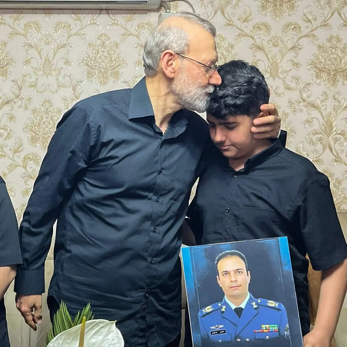 علی لاریجانی به منزل شهیدان مصطفوی، دریانوش و موسوی رفتند 