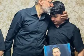 علی لاریجانی به منزل شهیدان مصطفوی، دریانوش و موسوی رفتند 