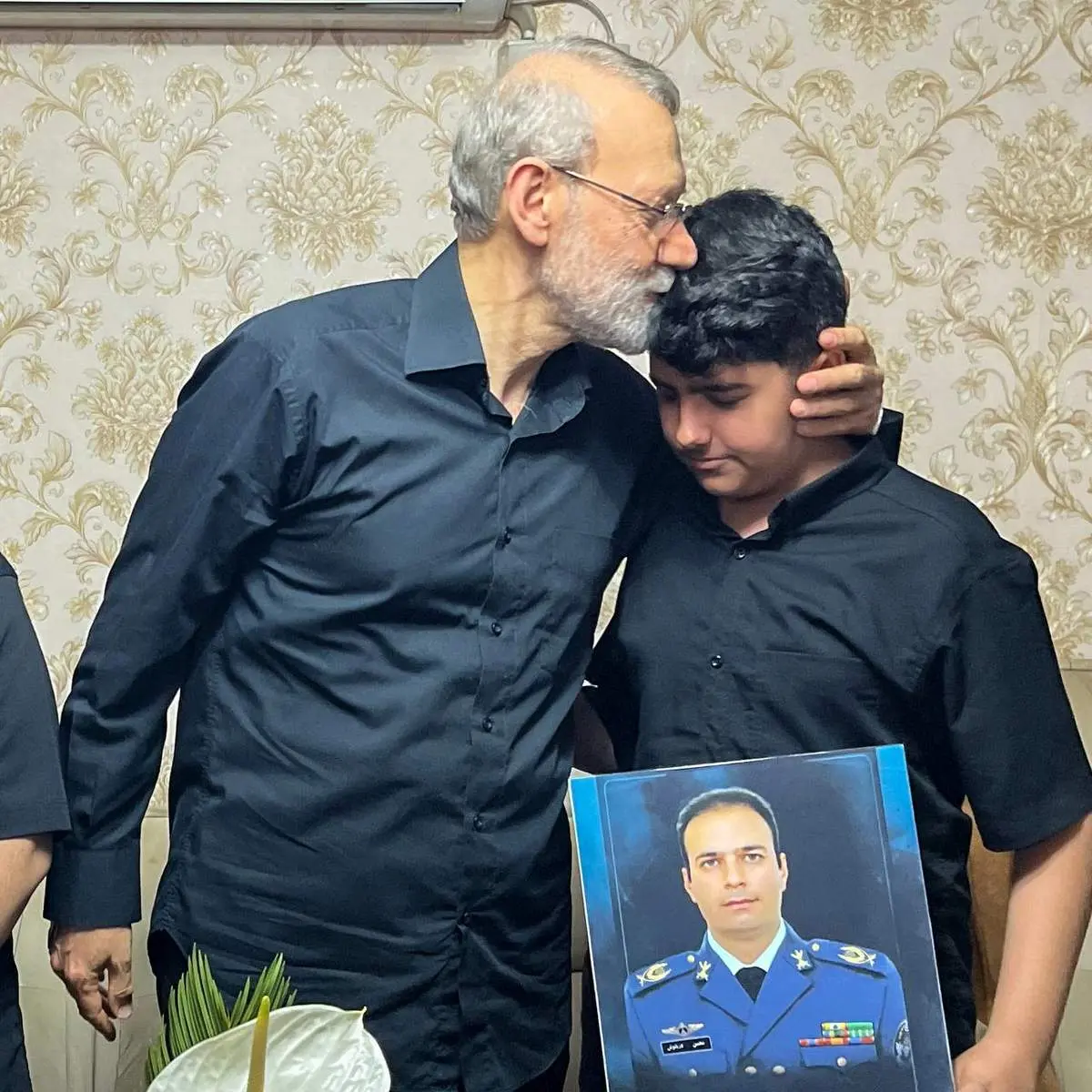 علی لاریجانی به منزل شهیدان مصطفوی، دریانوش و موسوی رفتند