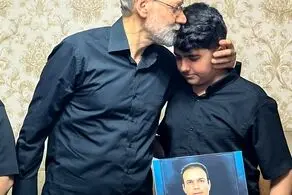 علی لاریجانی به منزل شهیدان مصطفوی، دریانوش و موسوی رفتند 