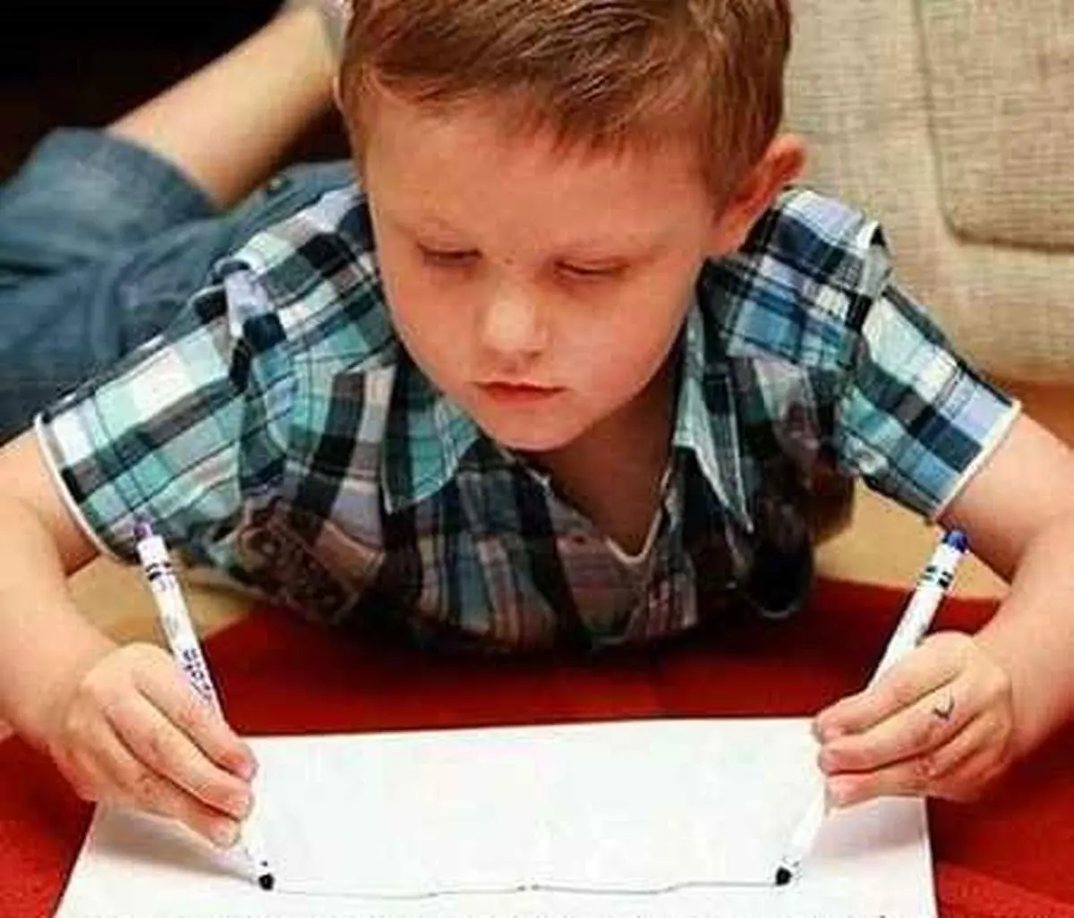 دستان آینهای این پسربچه!+ عکس