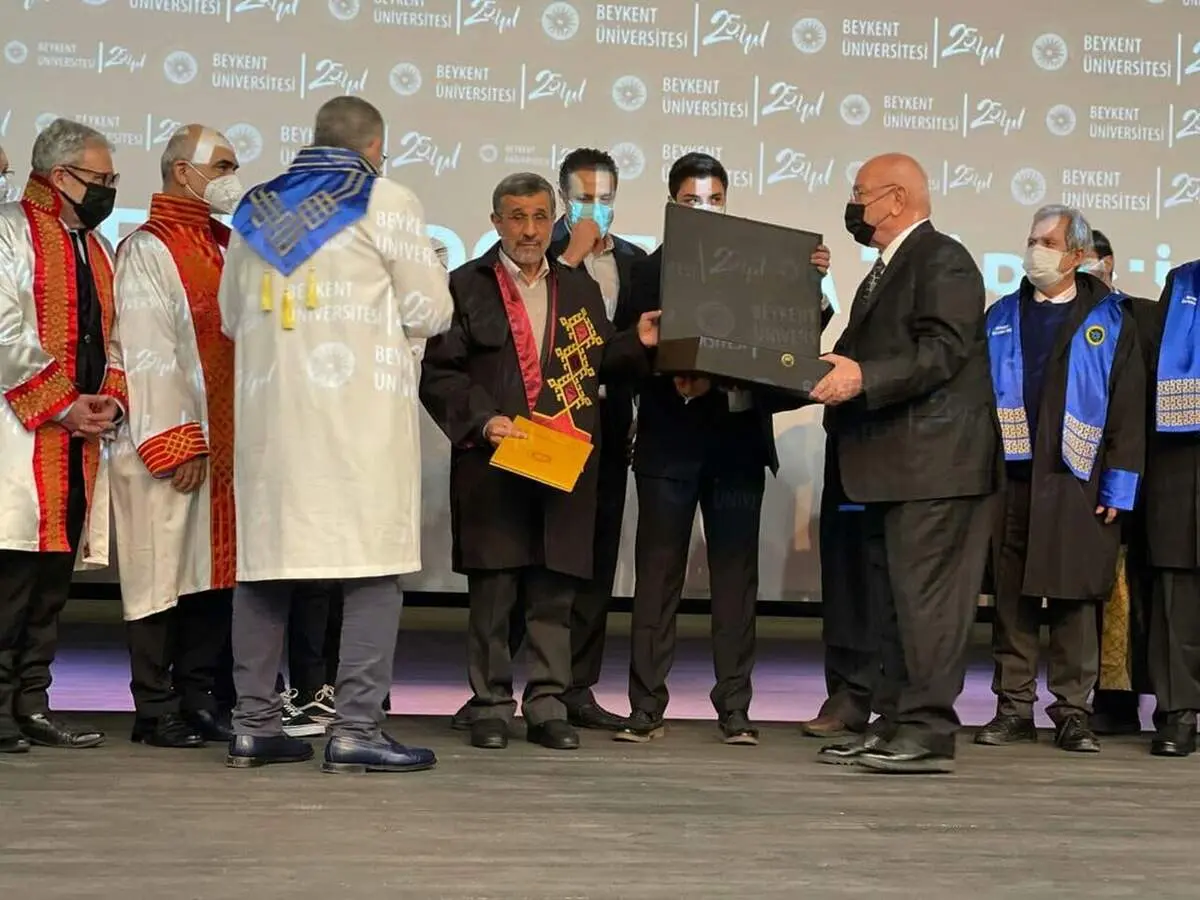 احمدی نژاد دکترا گرفت/ ببینید 