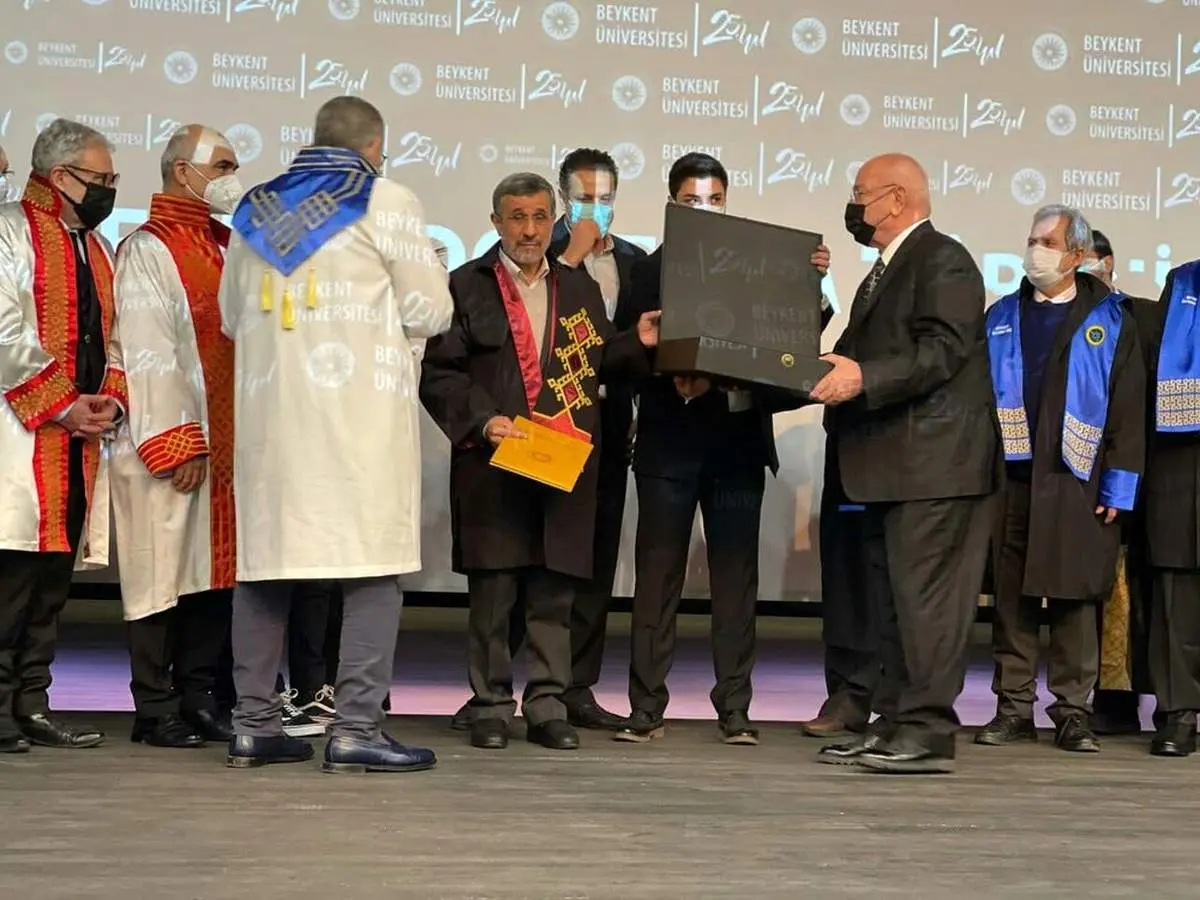 احمدی نژاد دکترا گرفت/ ببینید