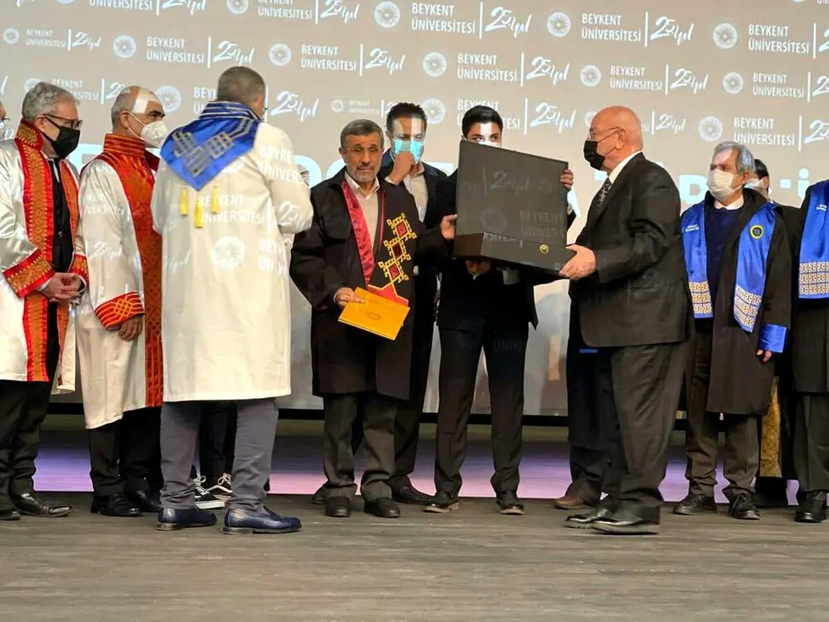 احمدی نژاد دکترا گرفت/ ببینید 