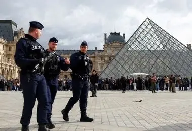 ۴ مظنون سرقت از موزه لوور به دام افتادند 