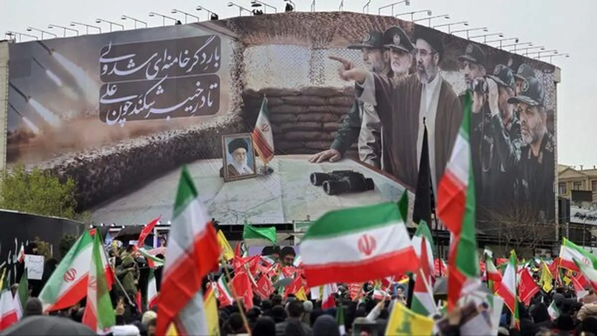 رونمایی از دیوارنگاره جدید میدان انقلاب تهران + عکس 