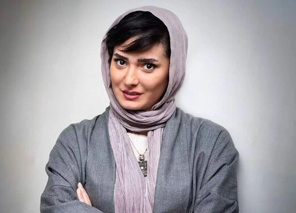 عکس| جنجال جدید خانم بازیگر بعد از اخراج از کنسرت ماکان باند/ خودنمایی عجیب مینا وحید با این لباس‌های منشوری و زننده