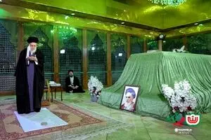 حضور رهبر انقلاب در مرقد بنیانگذار جمهوری اسلامی ایران 