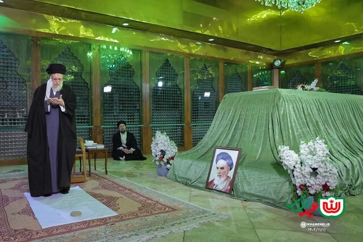 حضور رهبر انقلاب در مرقد بنیانگذار جمهوری اسلامی ایران 