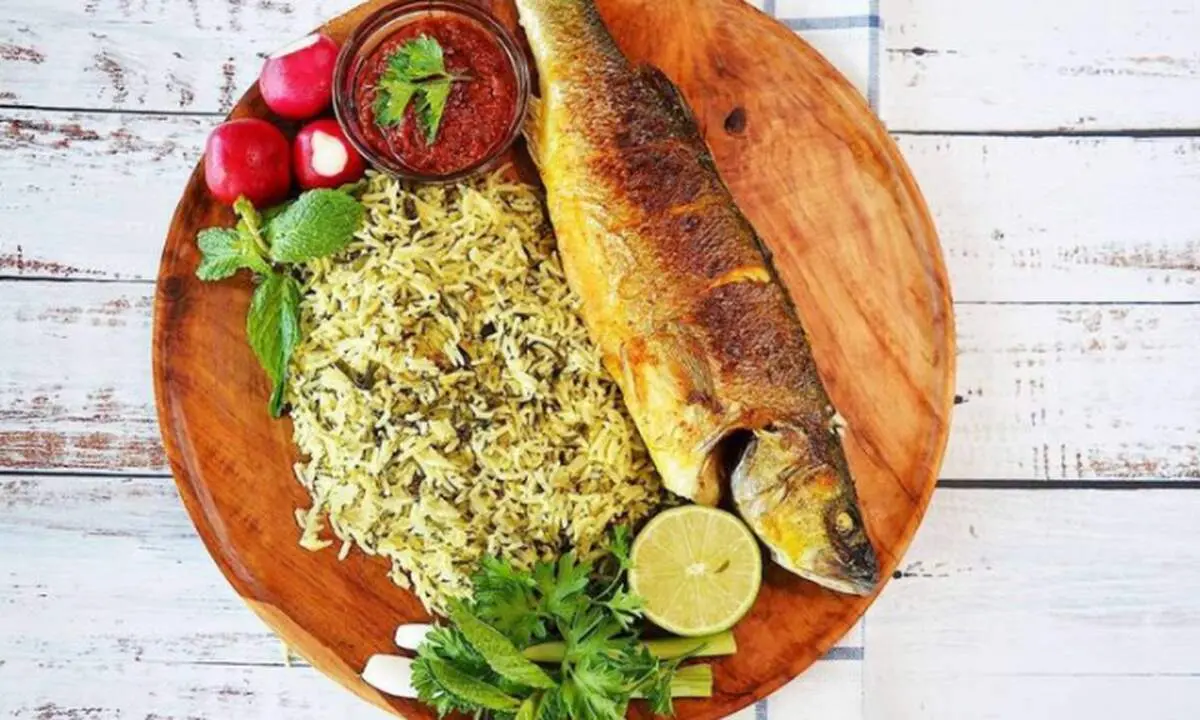 آیا می دانید چرا غذای شب عید «سبزی پلو با ماهی» است؟/ طرز تهیهیک ماهی پلوی بسیار خوشمزه