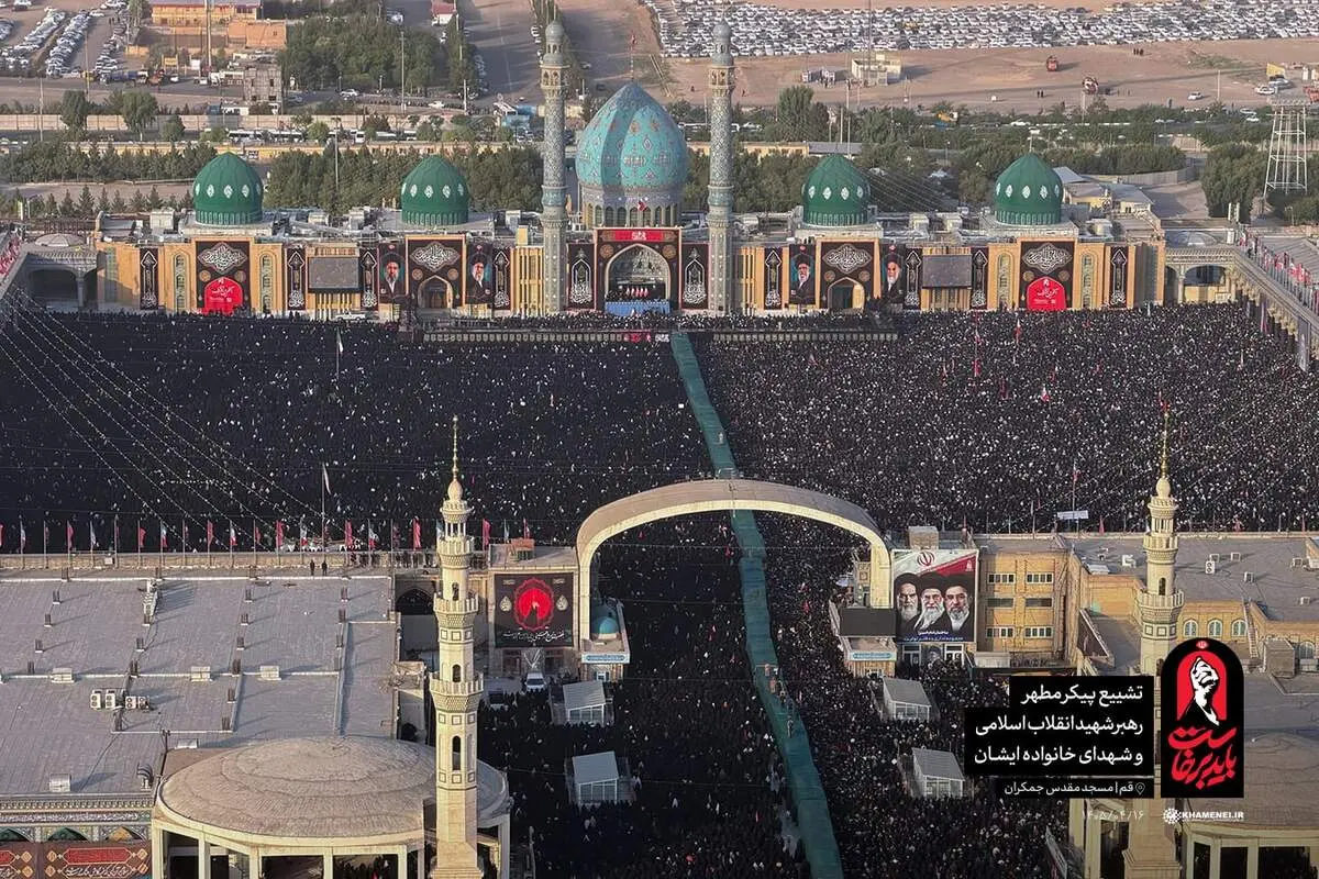 اقامه نماز بر پیکرهای مطهر رهبر شهید و خانواده ایشان به امامت آیت‌الله جوادی آملی