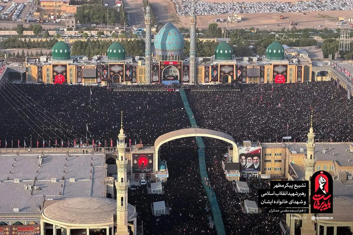 اقامه نماز بر پیکرهای مطهر رهبر شهید و خانواده ایشان به امامت آیت‌الله جوادی آملی