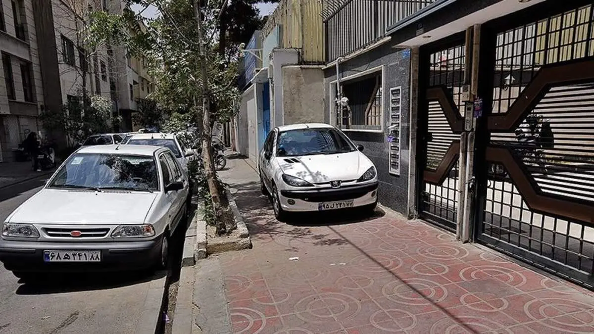 آیا پارک خودرو جلو درب منزل جرم است؟