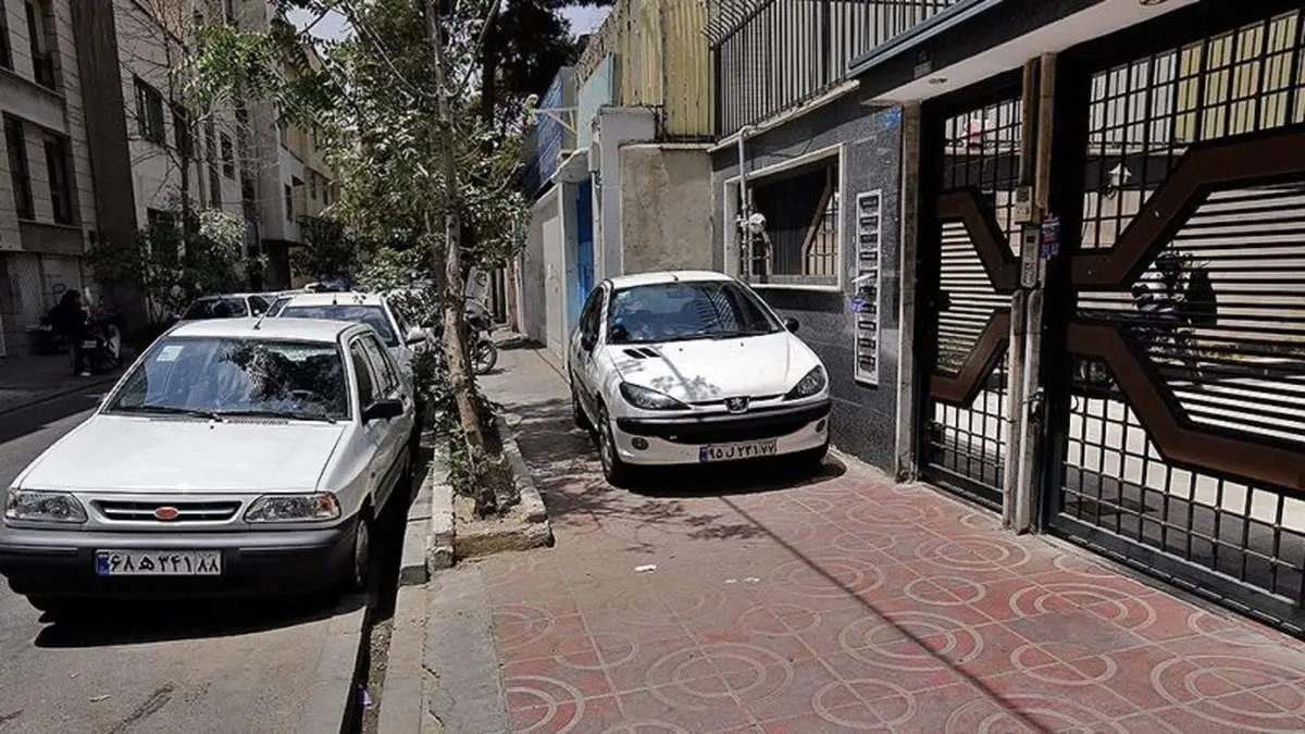 آیا پارک خودرو جلو درب منزل جرم است؟