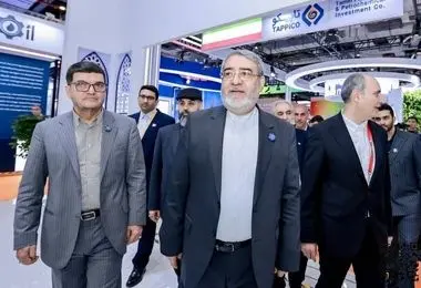 بازدید سفیر ایران در چین از غرفه کالاهای ایرانی در نمایشگاه واردات شانگهای 