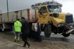 تصادف یک کامیون با 2 ماشین که وایرال شد+فیلم