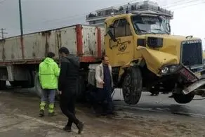 تصادف باورنکردنی خودرو سواری کوچک با کامیون+فیلم