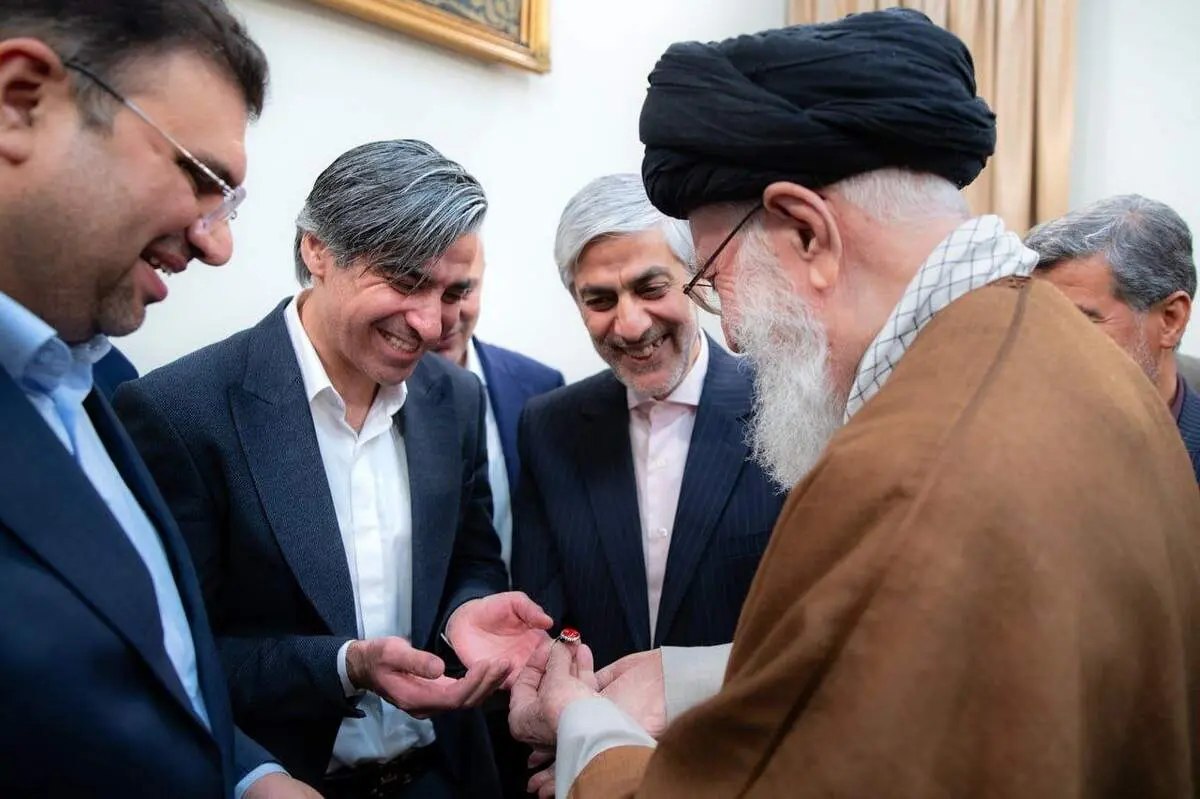 هدیه ای که رهبری به وحید شمسایی دادند + عکس 
