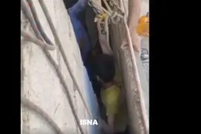 ویدئویی از لحظه نجات نوجوان تبریزی  که در میان دو دیوار گرفتارشده بود!