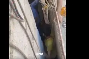 ویدئویی از لحظه نجات نوجوان تبریزی  که در میان دو دیوار گرفتارشده بود!