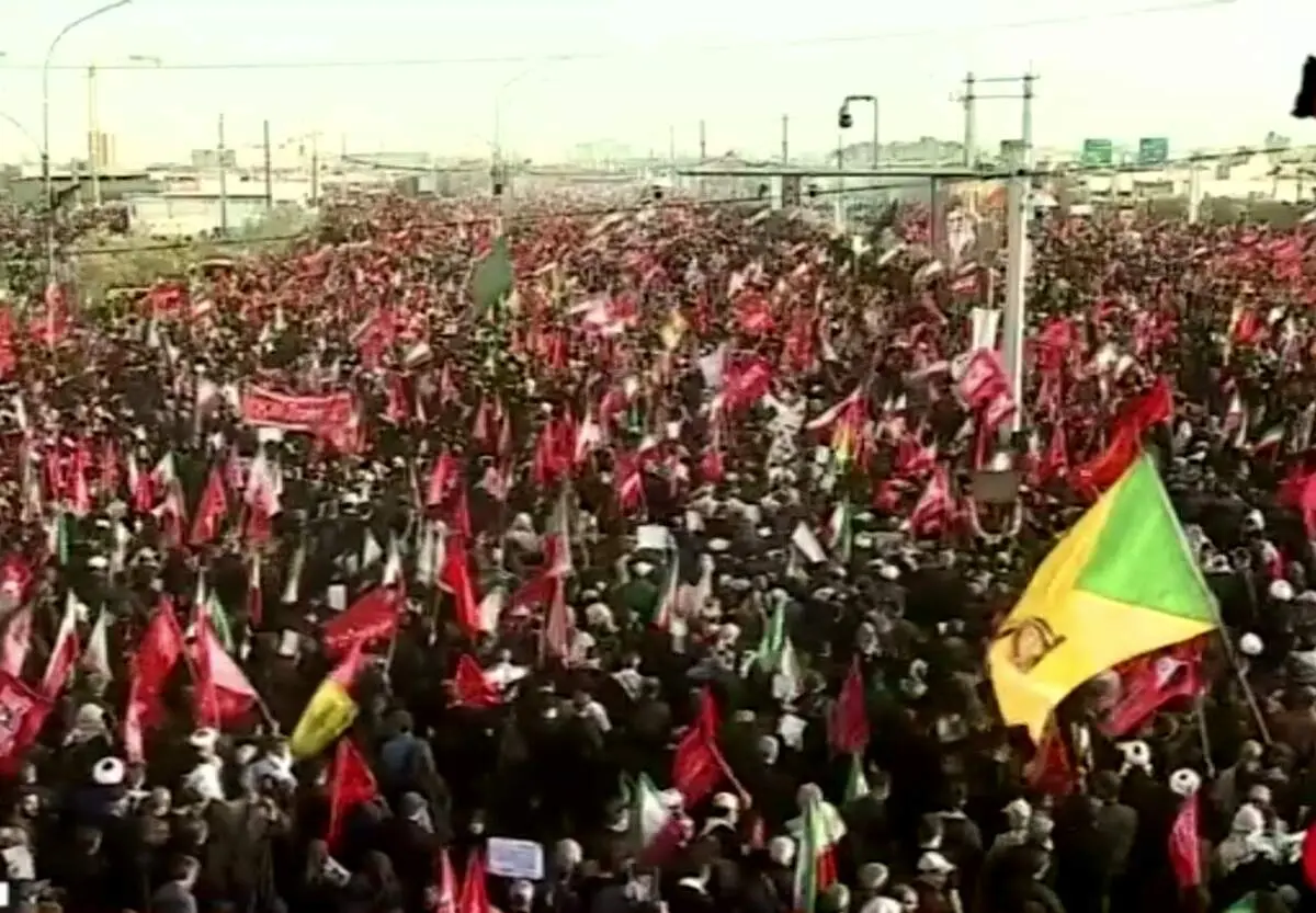  پیکر رهبر شهید وارد مسیر تشییع در بلوار پیامبر اعظم قم شد