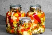 روش خنده دار مادر ایرانی برای تشخیص ترشی رسیده همه اختراعات بشر رو زیر سوال برد